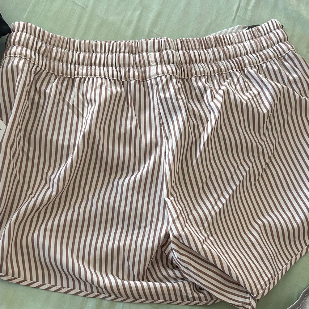 Vuori clementine 2.0 shorts 4” in cove stripe hickory color - Picture 5 of 5